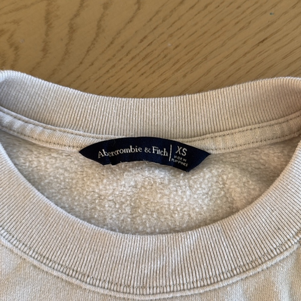ABERCROMBIE Cream Bubble Sleeve Crop Sweatshirt XS - Picture 3 of 4